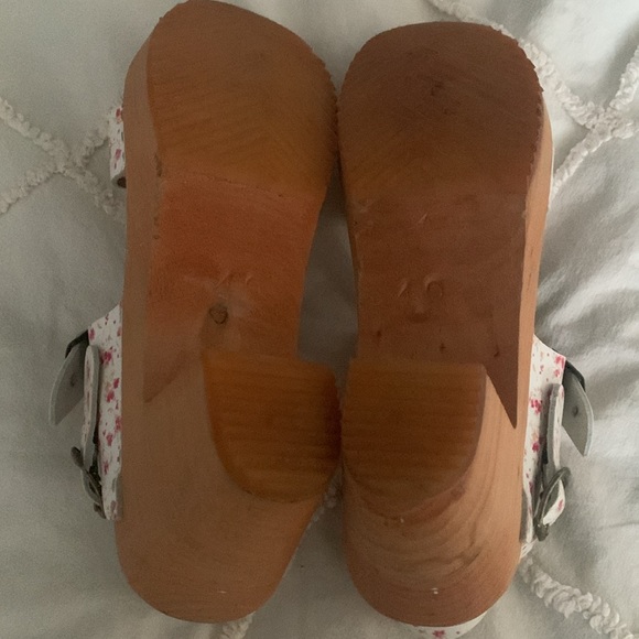 Women’s Clogs - Picture 4 of 5